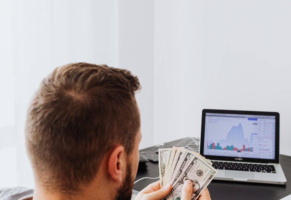 Entrepreneur using AI tools and digital platforms to make money online and build a self-employed business in 2026.